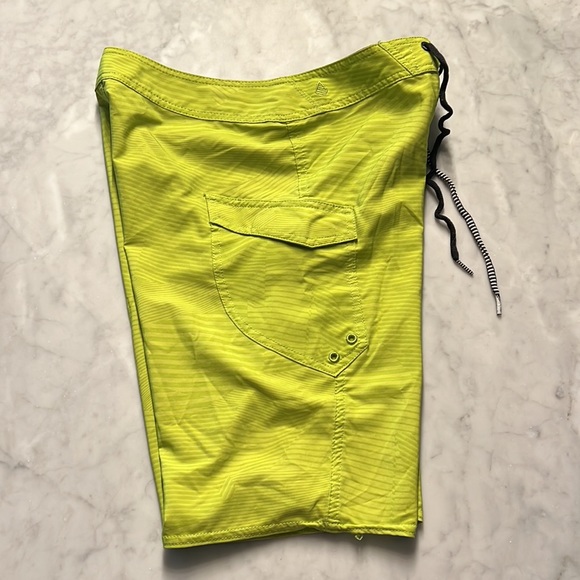 Volcom Mod Tech Shorts. Size 28. Neon yellow/green. Quick dry - Picture 5 of 8